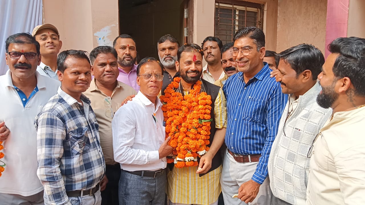 नवनिर्वाचित भाजपा अध्यक्ष अजय यादव का नगर परिषद अंजड़ में हुवा भव्य स्वागत मिठाई खिलाकर  दी बधाई