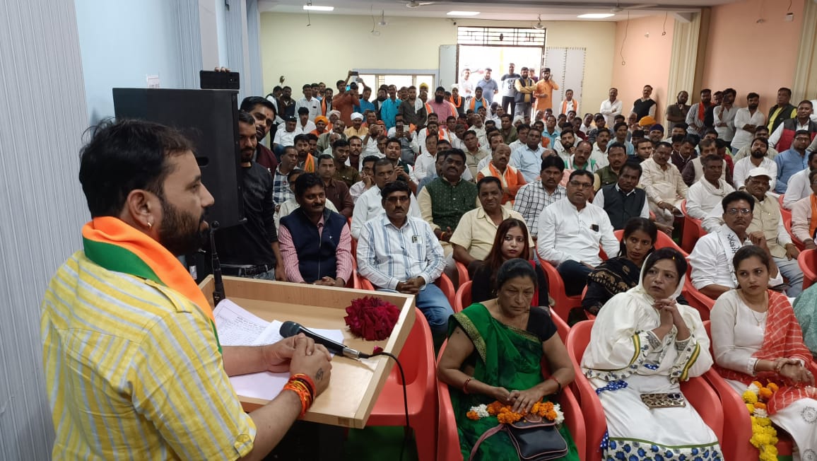 वैदिक मंत्रोच्चार पूजा अर्चन कर बड़वानी के नवनिर्वाचित जिला अध्यक्ष अजय यादव ने किया पदभार ग्रहण, हुआ भव्य स्वागत