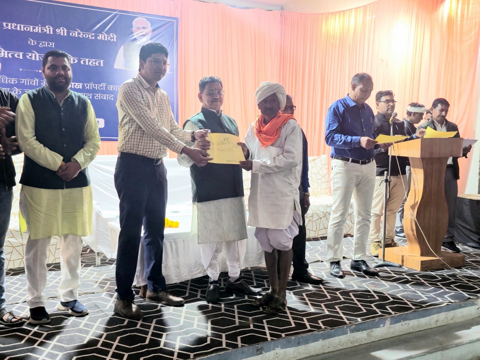 बड़वानी स्वामित्व योजना के तहत जिले में 8666 अधिकार अभिलेख पत्रों का किया वितरण  पूर्व केबिनेट मंत्री ने वितरित किये अभिलेख