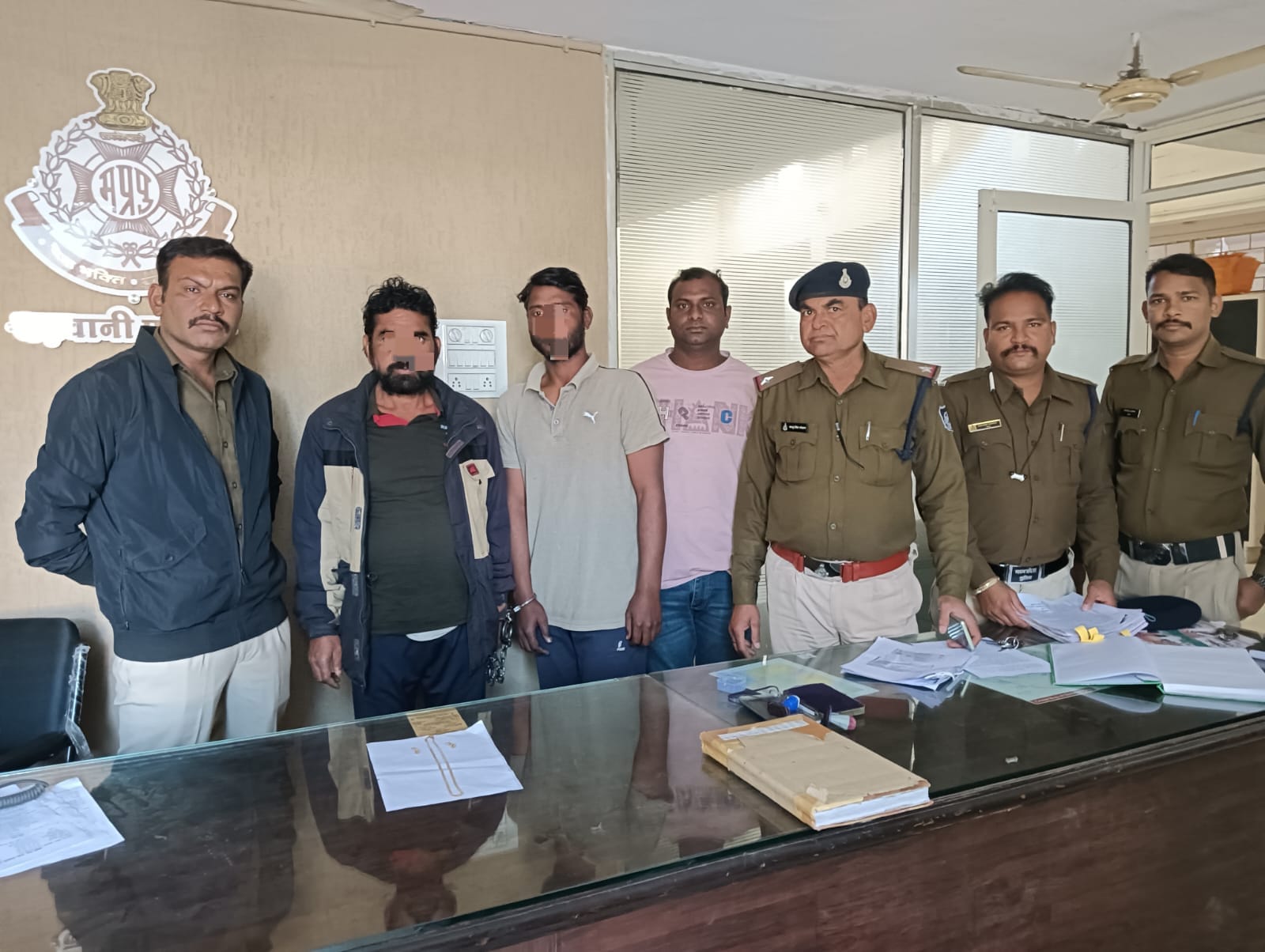 थाना बडवानी पुलिस ने नकबजनी कर फरार आरोपियों को किया गिरफ्तार आरोपी के कब्जे से जप्त की एक सोने की चैन व एक जोडी सोने के टाप्स