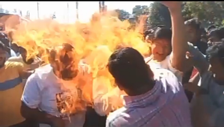 पीथमपुर यूनियन कार्बाइड के कचरे को लेकर विरोध हुआ तेज युवकों ने आत्मदाह का प्रयास किया झुलसे  युवकों को अस्पताल भिजवाया