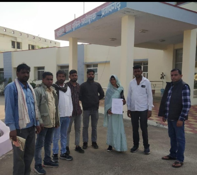 प्रतापगढ़ जिले की भाटखेड़ी पंचायत में सरपंच एवं ग्रामीणों ने  सचिव शिवनारायण पर लगाए भृष्टाचार के गम्भीर आरोप कलेक्टर एव एसपी को दिया ज्ञापन