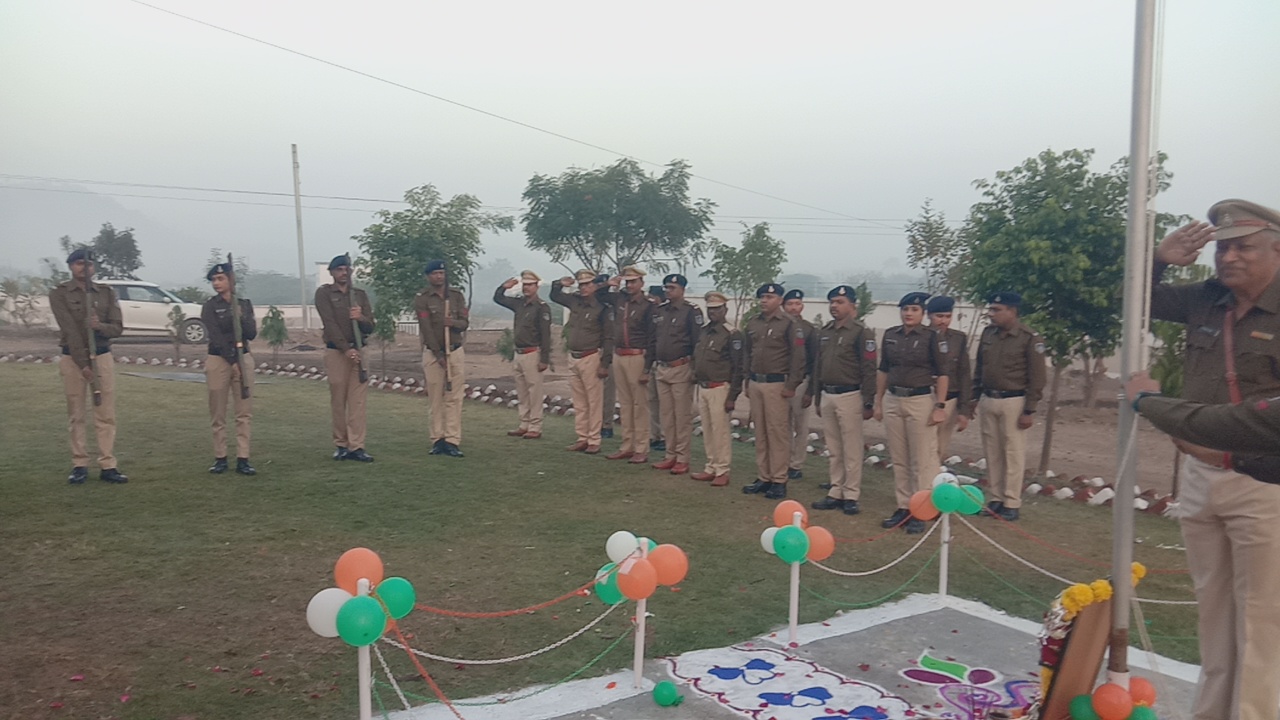 76 वे गणतंत्र दिवस पर पुलिस थाना अंजड़ के अंदर शान से लहराया तिरंगा कोरोना वीरो का हुआ सम्मान