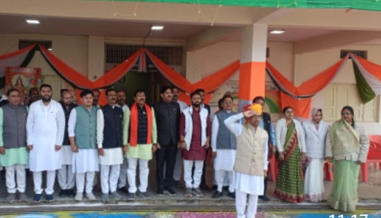 बड़वानी नवनिर्वाचित भाजपा जिला अध्यक्ष अजय यादव ने जिले में प्रथम बार नवाचार करते हुए वार्ड 03 बूथ क्रमांक 170 के बूथ अध्यक्ष व वरिष्ठ भाजपा कार्यकर्ता कैलाश कुमावत से ध्वजारोहण करवाया ।