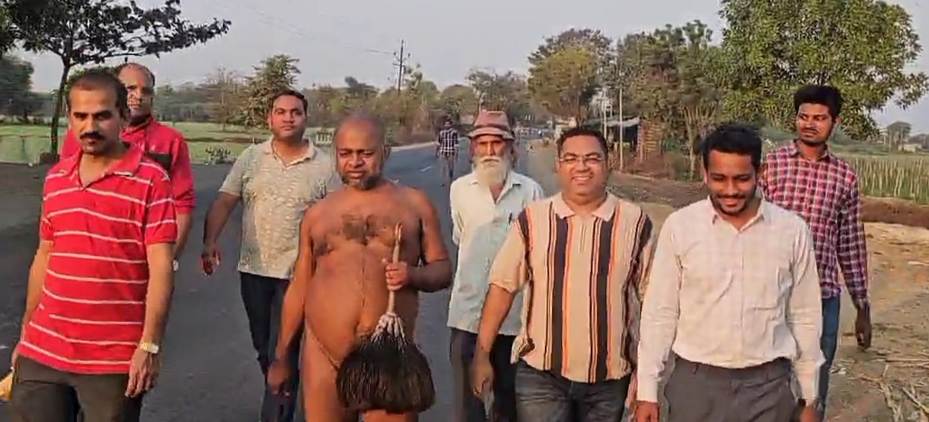 बड़वानी दिगम्बर जैन समाज के आचार्य श्री विप्रणत सागर जी का आज शाम को कसरावद रोड़ से बड़वानी में मंगल प्रवेश हुआ बावनगजा मेले की शुरुआत 27 जनवरी से