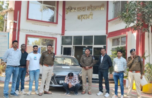 फर्जी तरिके से सोने के सिक्के की ठगी कर ले जाने वाला आरोपी संदीप रामलाल सेठी नई दिल्ली को थाना बड़वानी पुलिस ने किया गिरफ्तार लुट का माल बरामद