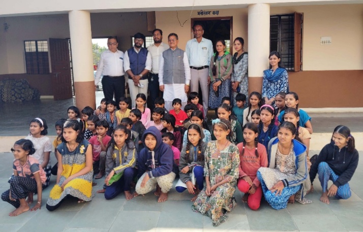 बड़वानी कुंडिया बसावट स्थित आशाग्राम ट्रस्ट द्वारा सर्व शिक्षा अभियान अंतर्गत संचालित विशेष आवश्यकता वाले बच्चों के छात्रावास में बच्चों से रूबरू होते हुवे गणतंत्र दिवस पर पूर्व कैबिनेट मंत्री प्रेमसिंह पटेल ने कहा बच्चों का प्रदर्शन शानदार