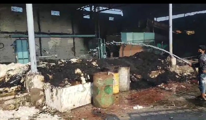 अंजड़ रोशन कॉटन फाइबर जिनिंग के अंदर रात्रि 1:00 बजे लगी आग से लाखों रुपए का नुकसान