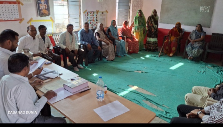 मनावर वायल सरपंच के विरुद्ध अविश्वास प्रस्ताव पीठासीन अधिकारी कुणाल अवास्या ने पूर्ण की कार्यवाही सरपंच गजानंद मुवेल ने गोशाला निर्माण में किया लाखो रुपयों का भस्टाचार मामला