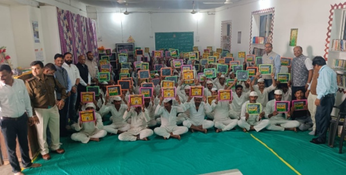 बड़वानी उल्लास नवभारत साक्षरता कार्यक्रम के अंतर्गत केंद्रीय जेल में रोटरी क्लब द्वारा साक्षरता को लेकर स्लेट बांटी