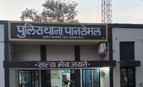 थाना पानसेमल चोरी के आरोपी की त्वरित विवेचना करने वाले प्रधान आरक्षक सुमित मीणा एवं टी आई वगेन की सूक्ष्म जांच ने 5 माह में चोर को न्यायालय से दिलाई 01-01 वर्ष के सश्रम कारावास एवं अर्थदंड की सजा*