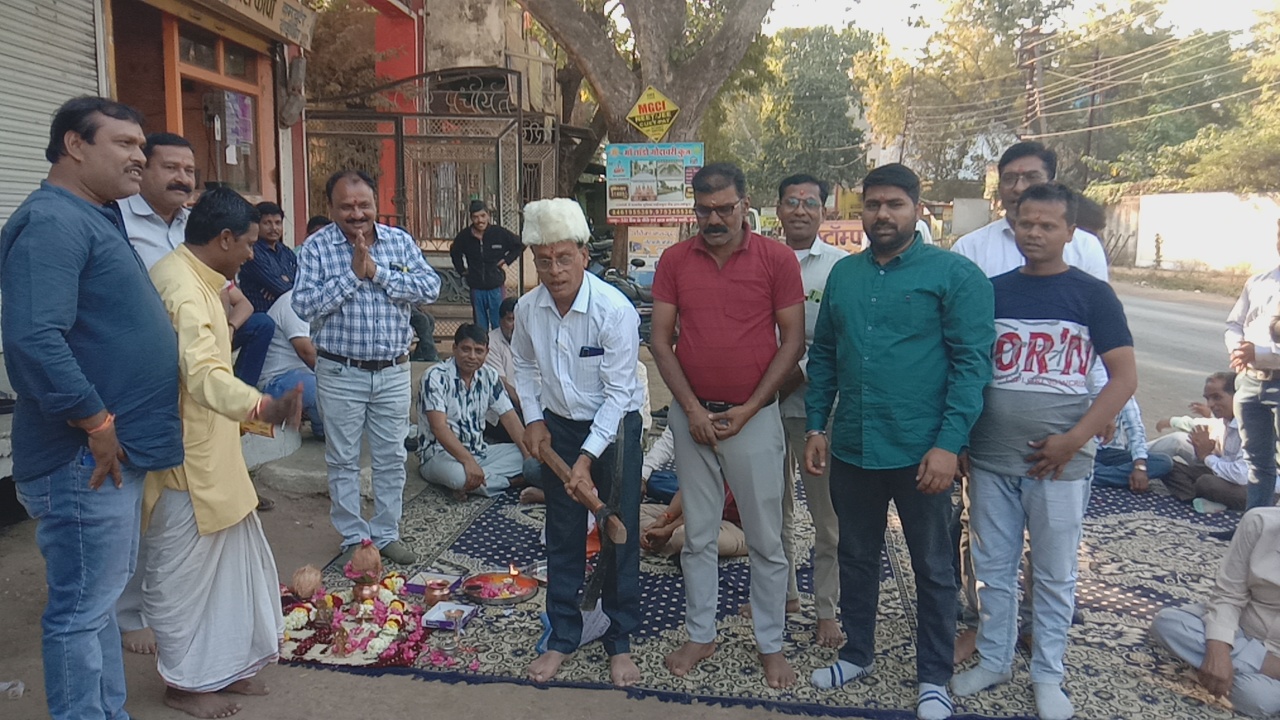 अंजड़ मुख्यमंत्री अधो संरचना  योजना के अंतर्गत लगभग 75 लाख के निर्माण का भूमि पूजन संपन्न बस स्टैंड से सोसाड़ नदी के दोनों तरफ रोड पर सीसी रोड निर्माण एवं पेवर लगाए जाएंगे