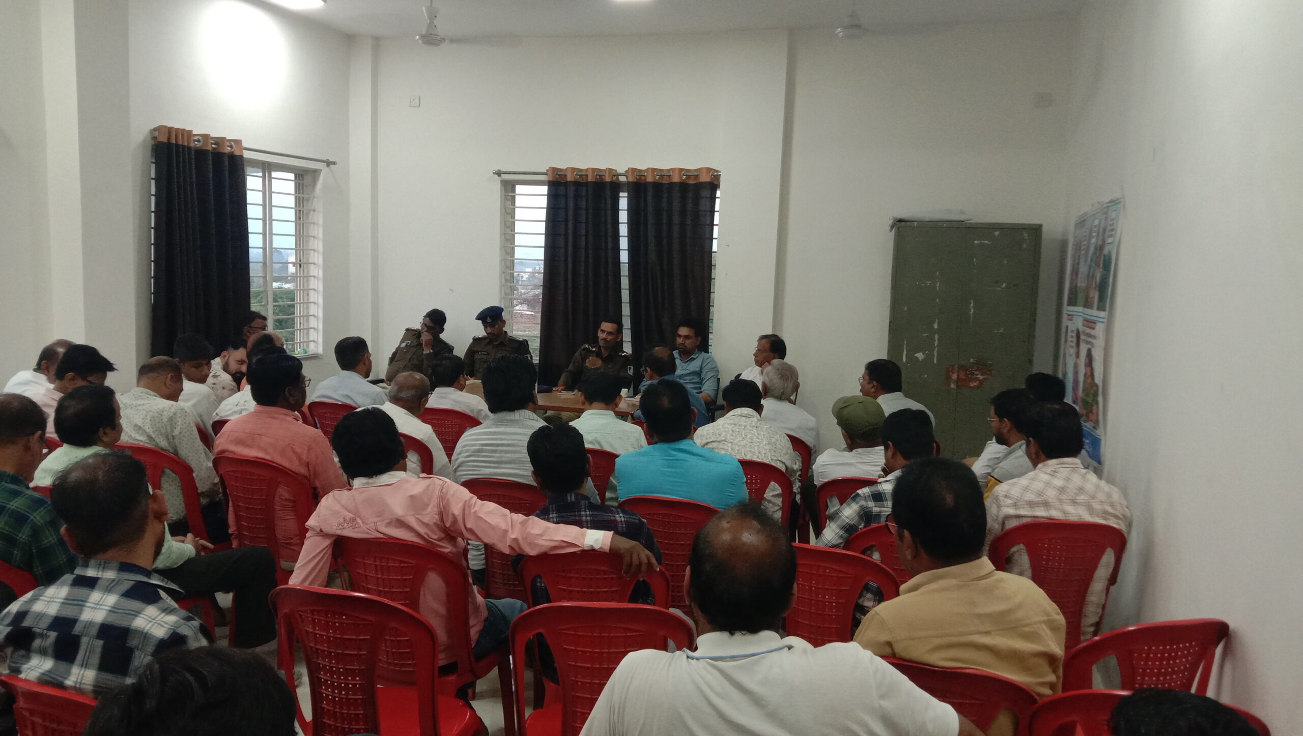 अंजड़ शांति समिति की बैठक में लिए कई निर्णय  मटन मार्केट ट्रैफिक व्यवस्था को लेकर उठाई आपत्ति स्लाडर हाउस में लगवाई  जाय मटन दुकान