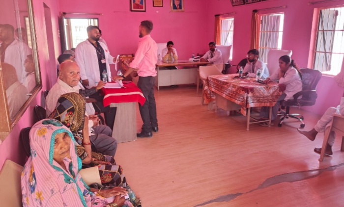 मनावर सिंघाना निःशुल्क मेगा आयुर्वेद निदान एवं उपचार शिविर सम्पन्न गांव स्वच्छ रहे व जनता स्वस्थ रहे यही मेरा उद्देश्य - अग्रवाल