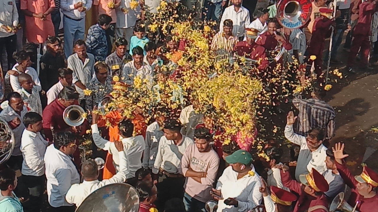 अंजड़  विवेकेश्वर महादेव का जगह-जगह पुष्य वर्ष कर स्वागत किया गया भक्तों ने पूजा अर्चन कर लिया आशीर्वाद