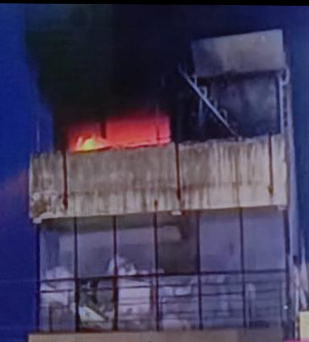 बड़वानी पहाड़िया होम डेकोरेटर शोरूम की चौथी मंजिल पर अज्ञात कारणों से लगी आग मौके पर फायरफाइटर आंग पर काबू पाने की कोशिश कर रहे है मौके लोगों का भारी  भीड़