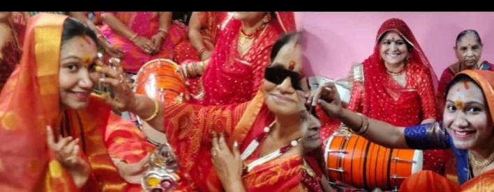 मनावर स्थानीय राधारमण कालोनी में फाग उत्सव का भव्य आयोजन किया गया नपा नेता प्रतिपक्ष श्री मति लक्ष्मी जाट के निज निवास पर भारी तादाद में महिलाओं ने एकत्र होकर रंग गुलाल उड़ाया और फूलों की वर्षा की गई