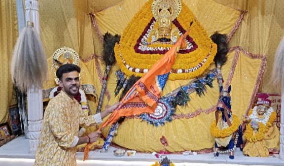 अंजड़ बड़वानी से फाल्गुन मास में खाटू श्याम की भव्य निशान यात्रा लेकर भक्त अंजड़ खाटू श्याम मंदिर पहुंचे भक्तों का जगह-जगह किया स्वागत मंदिर में  चढ़ाए निशान