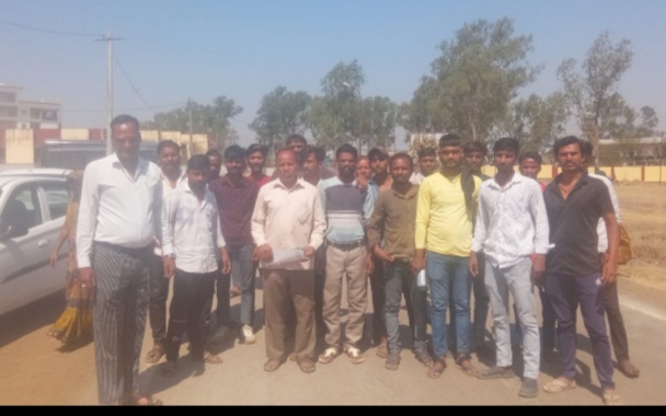 प्रतापगढ़ गाछा समाज के युवा वर्ग के बारे में फेसबुक पर अभद्र टिपणी करने के संबंध में समाज के पुरुष महीला पहुंचे जिला पुलिस अधीक्षक कार्यालय कार्यवाही करने की मांग