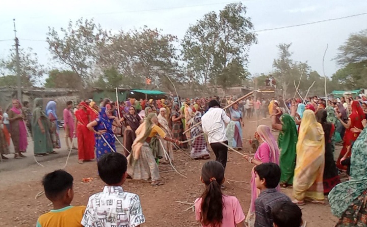दुधली टांडा गांव में लठ्मार होली रविवार को संपन्न