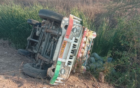 अंजड़ सजवाय नहर में गिरा सब्जी से भरा पिकप वाहन मौके से ड्राइवर अजय बघेल फरार कोई जनहानि नहीं हुई