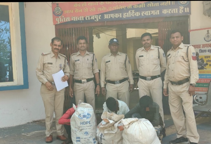 थाना राजपुर पुलिस ने हाथी गेट राजपुर पर खड़ी आयशर से 60 नग जींस पेंट चोरी करने वाले 03 आरोपियों को 24 घंटे में गिरफ्तार कर जेल भेजा