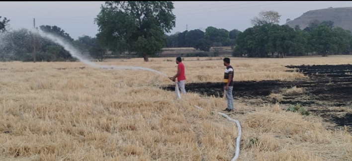 नालछा सोमवार नालछा ब्लॉक के 3 गांव में अज्ञात कारणों से लगी खेत में आग, मौके से किसान ने सूझबूझ रखते हुए,मांडू नगर परिषद के फायर ब्रिगेड को दी सूचना फायर ने  आंग पर पाया काबू