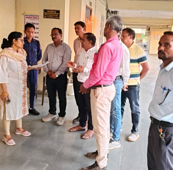 प्रतापगढ़ पशुपालन विभाग में कार्मिकों पर दमनात्मक कार्यवाही को लेकर जिला कलेक्टर को दिया ज्ञापन