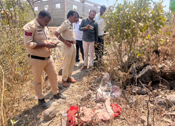 नालछा में कलयुगी मां ने एक दिन के नवजात को सी एम राइस स्कूल के पास कपड़े में लपेटकर फेंका  शव मिलने के बाद बड़ी संख्या में ग्रामीण पहुंचे,  नालछा पुलिस मौके पर पहुंची जांच में जुटी