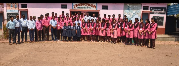 माध्यमिक विद्यालय कागदीपुरा में मंदसौर के प्रशिक्षु 80 शिक्षक और डाइट फैकेल्टी का दल पहुंचा विद्यालय में हो रही शैक्षणिक व्यवस्था व नवाचार को देखकर दल के सदस्य हुए काफी प्रभावित*