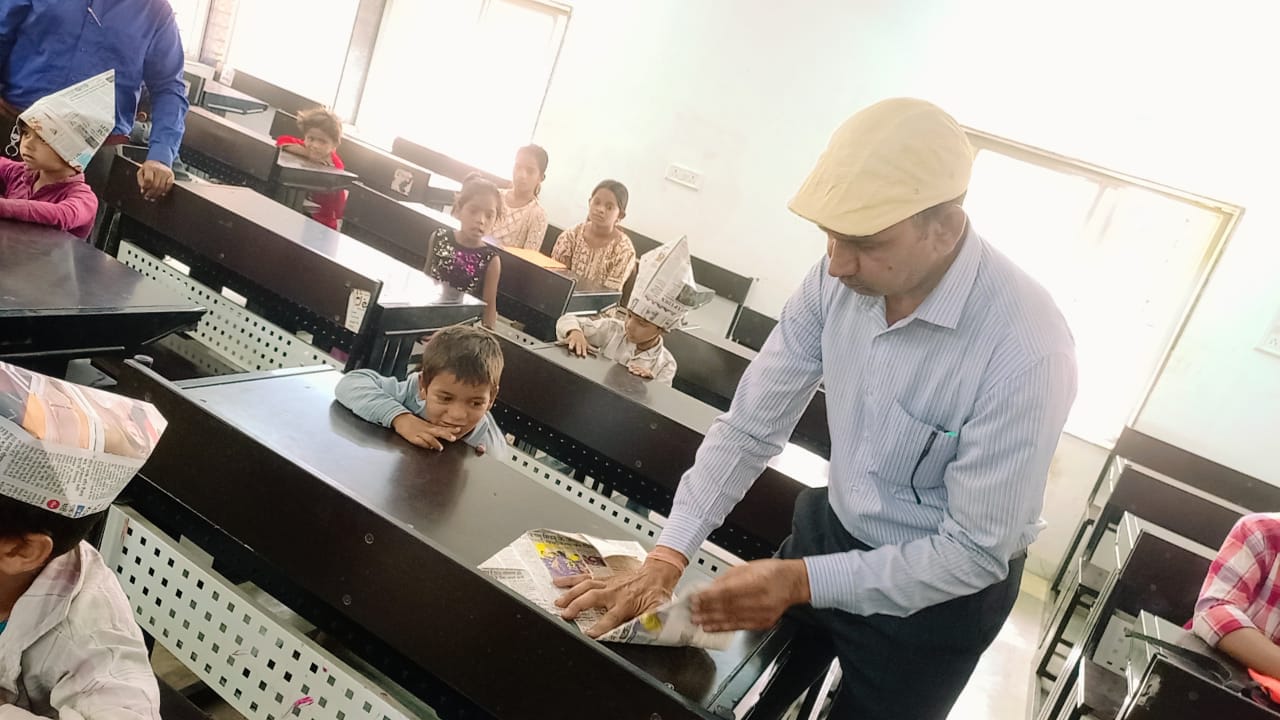 मनावर शासकीय सी एम राइज स्कूल मनावर में आज दिनांक 22 अप्रैल 2025 को प्रातः 8:00 बजे समर कैंप का दूसरा दिन ध्यान योग के साथ प्रारंभ हुआ