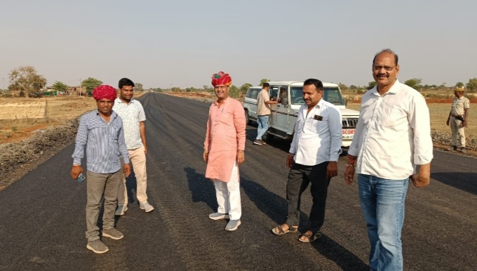 प्रताप गढ़ राजस्व मंत्री हेमंत मीणा ने शहर के निर्माणाधीन रिंग रोड का किया निरीक्षण प्रगति की जानकारी ली गुणवत्ता पूर्वक निर्माण कार्य  लेकर दिए कड़े निर्देश समय सीमा में कार्य पूर्ण  हो