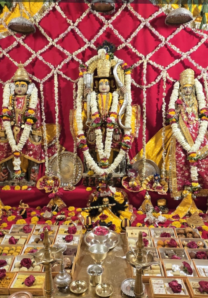 मांडव चतुर्भुज श्रीराम मंदिर में मना श्री रामजन्मोत्सव, 12:00 बजे जन्म के बाद मंदिर के पट खुले महामंडलेश्वर नरसिंह दास ने महा आरती की और जन्म के बाद भगवान को पालने में झुलाया, नगर भ्रमण कर जाने प्रजा के हाल