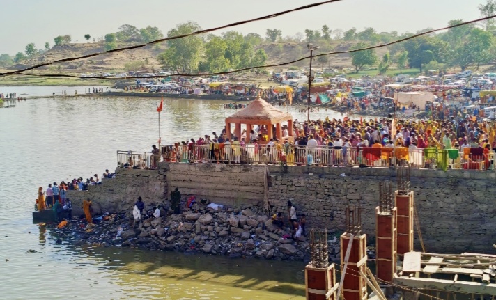 नालछा राम नवमी पर श्रद्धालुओं ने मानसरोवर तालाब में डुबकी लगाकर की मां की आराधना, भजन संध्या में रंगारंग प्रस्तुति दी गई भक्ती रंग में सराबोर हुवे भक्त