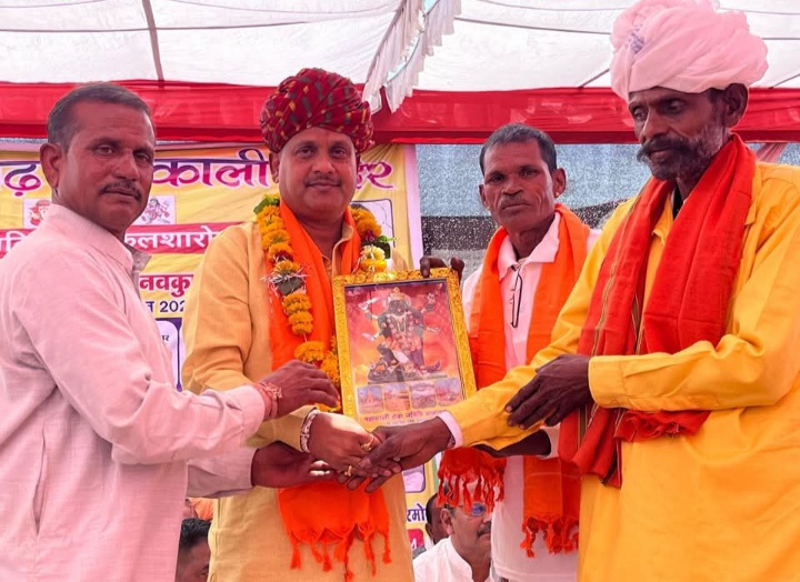 जानागढ़ महाकाली मंदिर में आयोजित मूर्ति प्रतिष्ठा कलशारोहण एवं श्रीमद् देवी भागवत कथा में राजस्व मंत्री मीणा , खराडी तथा सांसद जोशी ने भाग लेकर जानागढ़ माताजी के किए दर्शन ।