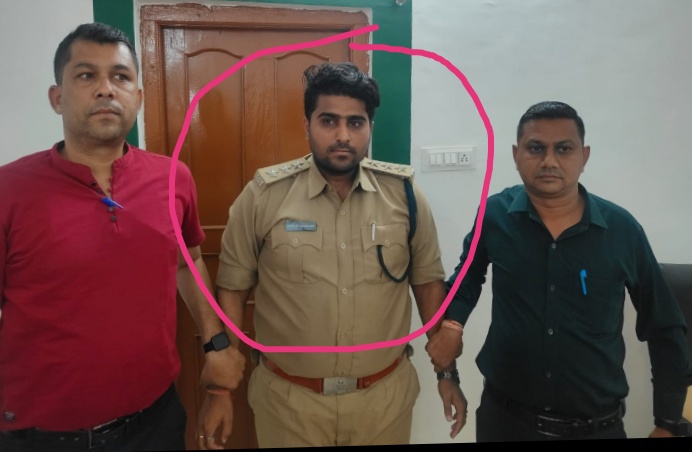 बाग वैभव उपाध्याय, फॉरेस्ट रेंजर, वन परिक्षेत्र बाग ,जिला धार रिश्वत राशि-1,00,000/-रू.(एक लाख रुपए) लेते हुवे रंगे हाथों लोकायुक्त ने पकड़ा