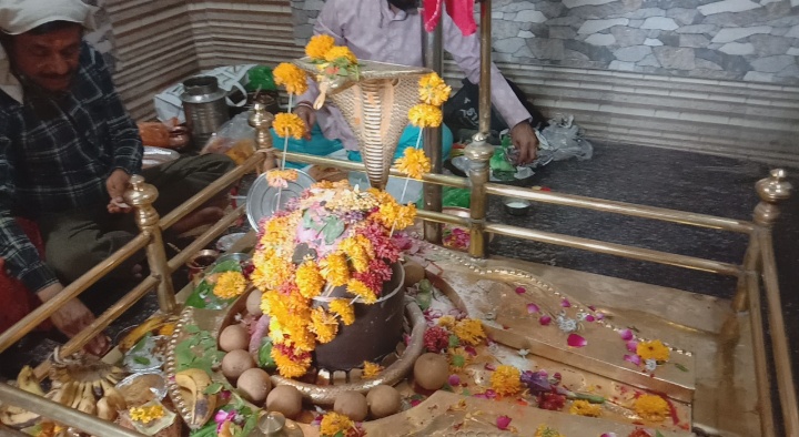 अंजड़ हाटकेश्वर जयंती के पावन पर्व पर आज दशोरा समाज के द्वारा सामूहिक रूप से भगवान हाटकेश्वर भगवान की पूजा अर्चना वंदना की गई