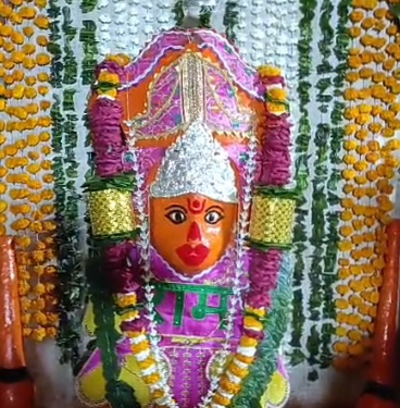 अंजड:- श्री भवति हनुमान मंदिर में शनिवार को हनुमान जन्मोत्सव बड़े ही भक्ति भाव व श्रद्धापूर्वक मनाया गया 15 हजार से अधिक भक्तों ने कड़ी खिचड़ी की प्रसादी ग्रहण की