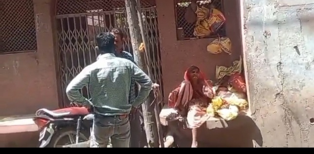 प्रतापगढ़ शहर के लोहार गली राज स्कूल के आगे एक वृद्ध व मानसिक रोगी महिला 7 माह से स्कूल के आगे डेरा डाले हुए महिला के गुस्से के कारण स्कूल के बच्चों में भय  व्याप्त