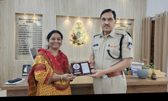 बड़वानी 100 से अधिक दंपतियों के आपसी पारिवारिक विवादों का सफलतापूर्वक समाधान  सेवाओं के लिए काउंसलर श्रीमति अनिता चोयल को पुलिस अधीक्षक ने किया सम्मानित
