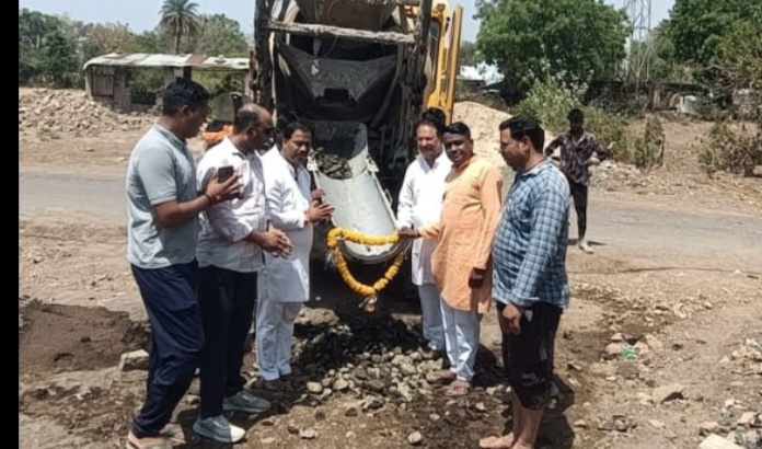 नालछा ग्राम पंचायत द्वारा पांचवा वित्त आयोग के मद से उमरपुरा मेंन रोड से खरजा निर्माण प्रारंभ लागत 3 लाख रुपए