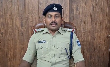 नालछा /अवैध शराब परिवहन कारोबारीयो पर अंकुश लगाने हेतु लगातार चेकिंग की जा रही है 13पेटी शराब कार सहित जप्त