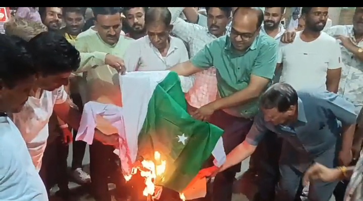 अंजड़  जम्मू कश्मीर के अंदर कायराना आतंकी हमले में  26 लोगों की मौत के बाद पूरे देश के अंदर जबरदस्त आक्रोश पाकिस्तान का पुतला फूंक कर जताया आक्रोश