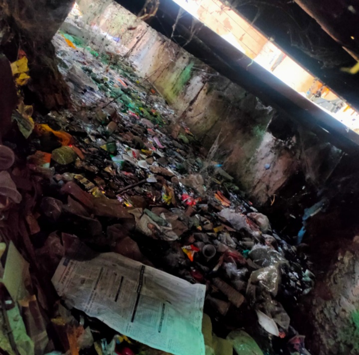 नालछा पंचायत की उदासीनता के कारण करीब 2 वर्षों से लुनेरा मांडव रोड की नालीयों की सफाई न होने के कारण गंदगी फेल रही है नाली की सफाई न होने के कारण जलप्रदाय के चेंबरों में गंदा पानी घुस रहा है दूषित जल पीने को मजबूर आम जनता