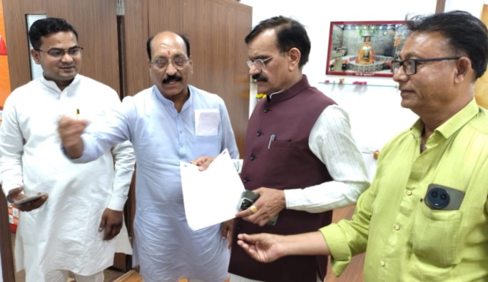प्रदेश भाजपा अध्यक्ष वीडी शर्मा को नर्मदा ताप्ती रेलवे समिति के द्वारा ज्ञापन सौपकर स्वीकृति के साथ ही भूमि पूजन 11 जून को करने की मांग को लेकर ज्ञापन सौंपा