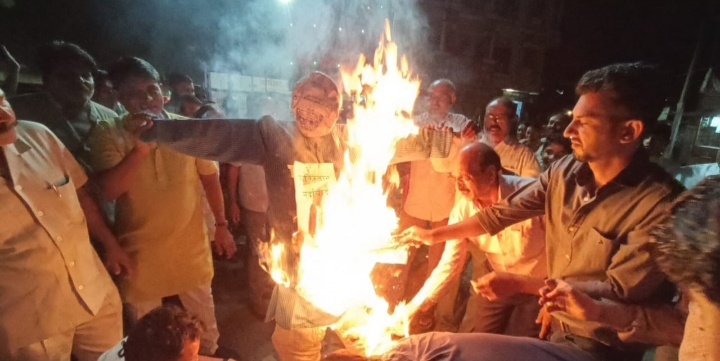 अंजड:- पहलगाम में हुए आतंकी हमले के विरोध में नगर का सकल हिन्दू समाज सड़को पर निकला। पाकिस्तान व आतंकवाद के खिलाफ जमकर नारेबाजी कर, आतंकवादी हमले में मारे गए पर्यटकों को दो मिनिट का मौन रखकर श्रद्धाजंलि दी व पाकिस्तान का पुतला फूंका।