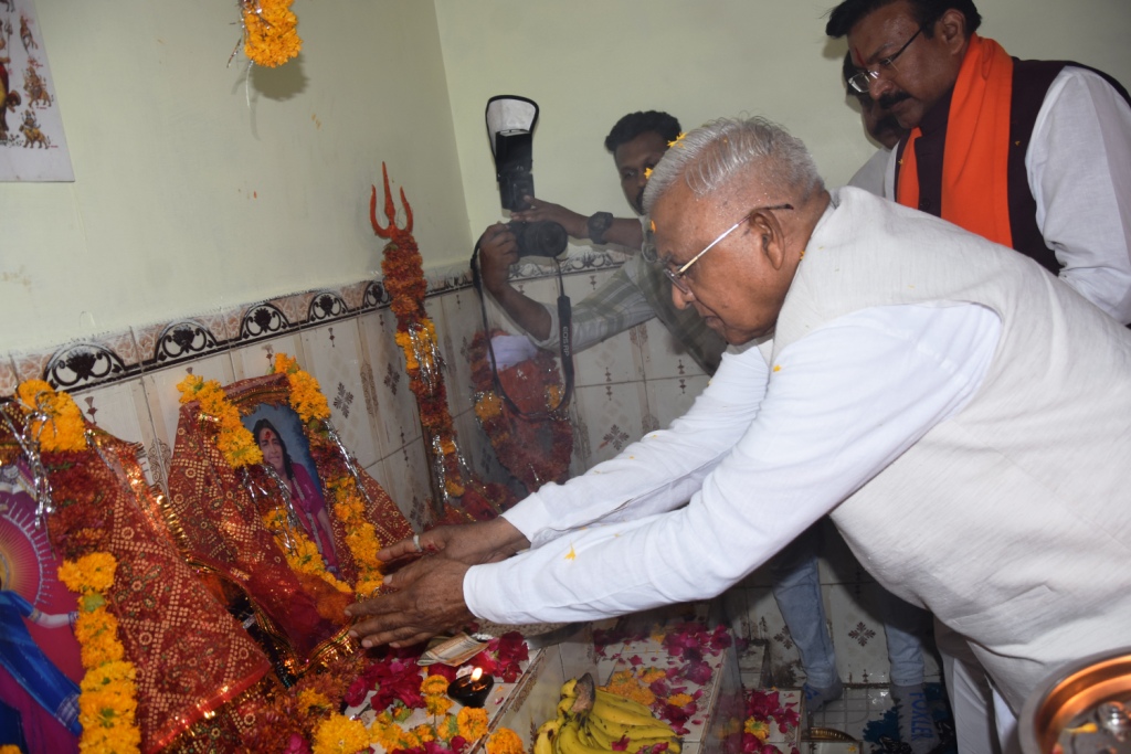 बड़वानी ग्राम लोटनदेव  वर्तमान समय में मौसम के बदलते स्वरूप के लिए पेड़ लगाना अत्यंत आवश्यक है महामहिम राज्यपाल श्री मंगूभाई पटेल