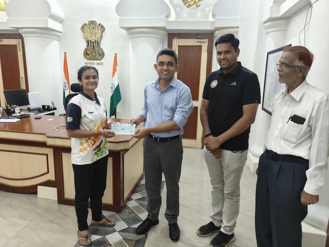 धार कलेक्टर श्री प्रियंक मिश्रा की अनुशंसा पर कलारिपयट्टू मार्शल आर्ट की राष्ट्रीय स्तर की मेडलिस्ट खिलाड़ी सुश्री सुहानी ग्वाल को आगामी प्रतियोगिता में भाग लेने हेतु रेडक्रॉस सोसायटी से ₹25 हज़ार की आर्थिक सहायता प्रदान की गई