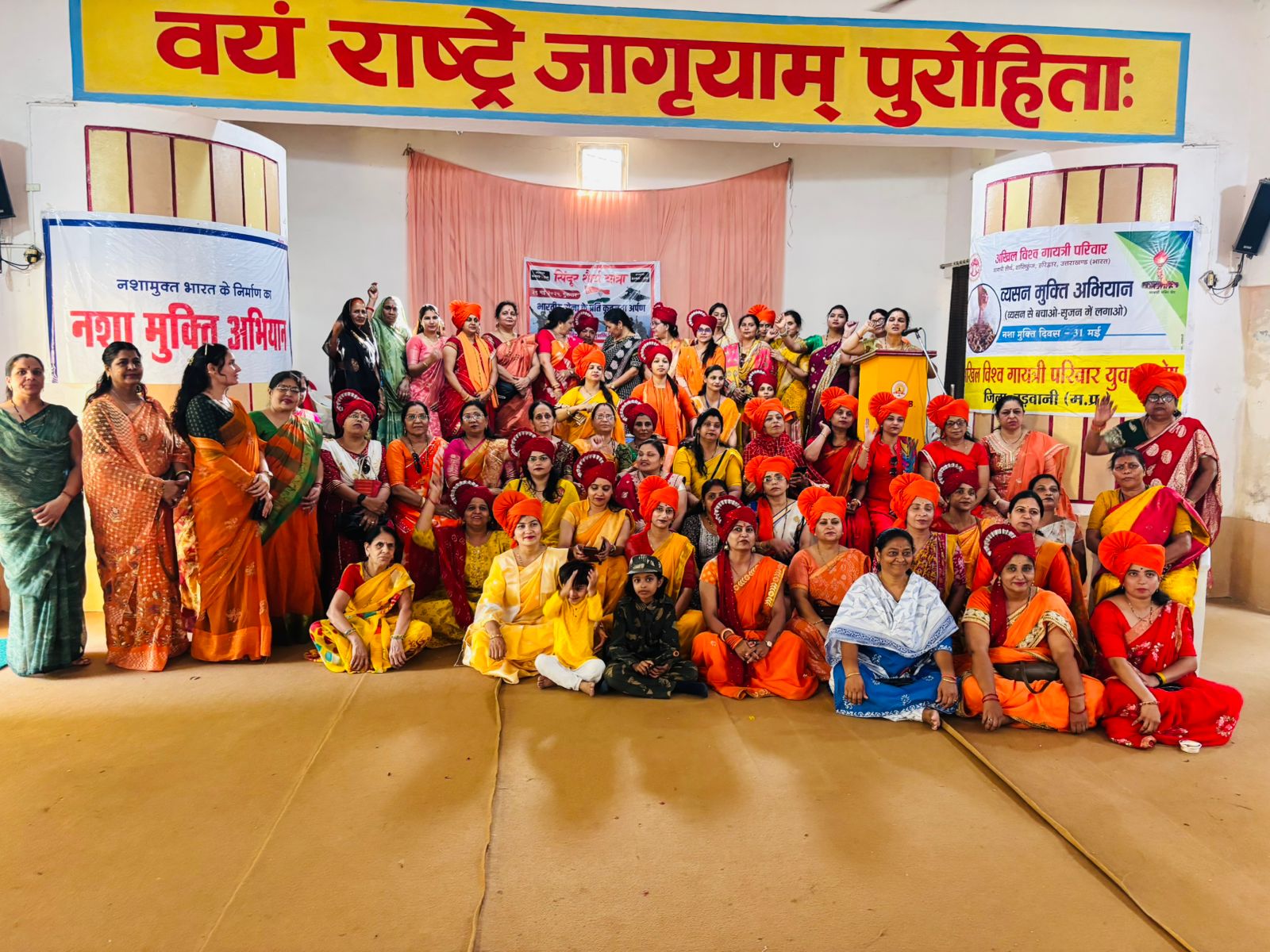 बड़वानी मातृशक्ति ने निकाली देशभक्ति से ओतप्रोत सिंदूर शोर्य यात्रा पुष्प वर्षा से हुआ स्वागत, गायत्री शक्तिपीठ में संवाद कार्यक्रम को शालिनी रतोड़िया ने  संबोधित किया