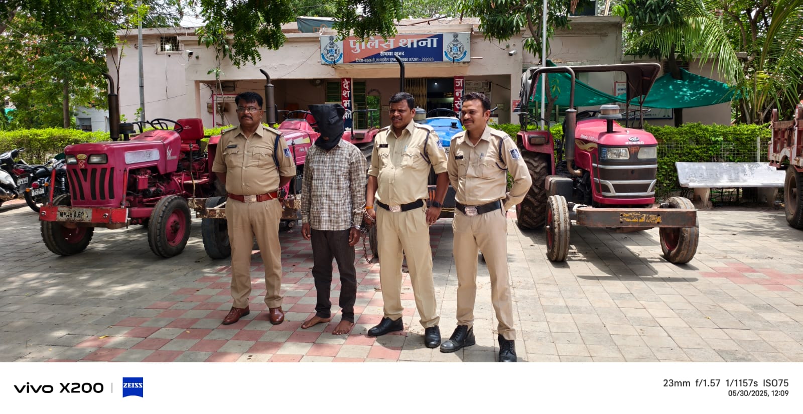 थाना सेंधवा शहर पुलिस ने किराए के नाम से  टेक्टर ट्राली लेकर  फरार  आरोपी को 5 टैक्टर ट्राली सहित पकड़ा